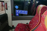 Lugares preferenciais na parte da frente do autocarro para pessoas com mobilidade reduzida ou passageiros portadores de deficiência.