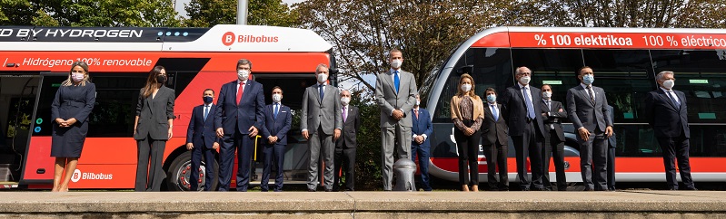 El Rey Felipe VI, en el centro, acompañado por el alcalde Bilbao, la ministra de Transportes y Movilidad, el lehendakari del Gobierno Vasco y el CEO de Alsa, Francisco Iglesias, entre otras personalidades en el SUM Bilbao 21.