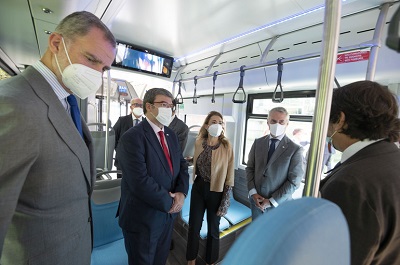 Felipe VI, atendiendo a las explicaciones del CEO de Alsa Francisco Iglesias